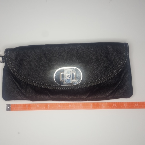 Clutch - Picture 2 of 2